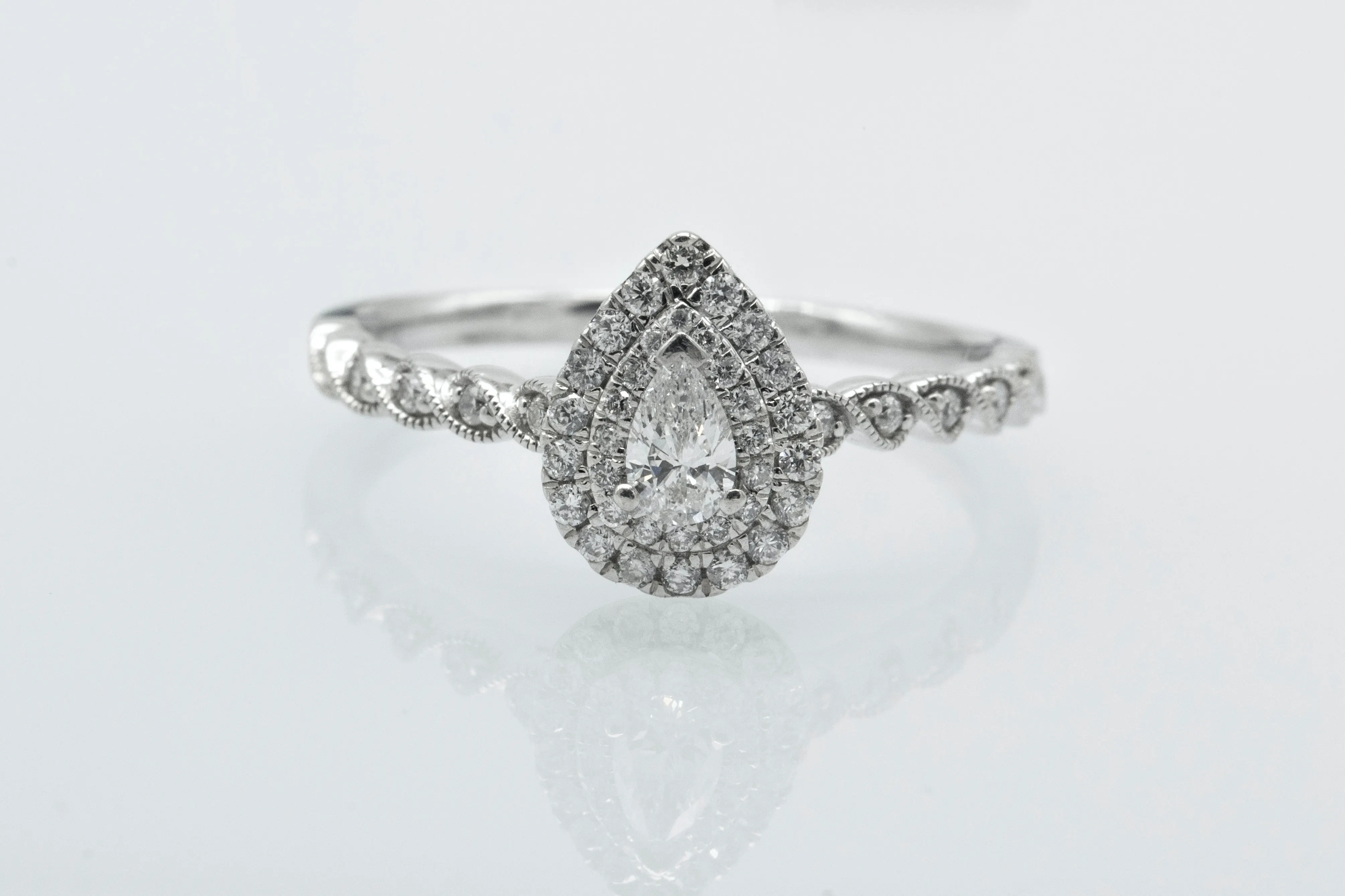 Pear-shaped ring with halo setting